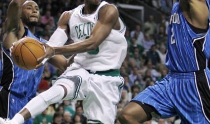 五佳球:阿倫罕見(jiàn)劈扣氣魔獸 KG籃下被扇翻在地