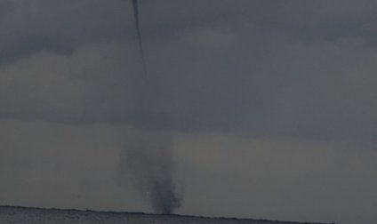 悉尼附近海面出現(xiàn)“龍吸水”奇觀(組圖)