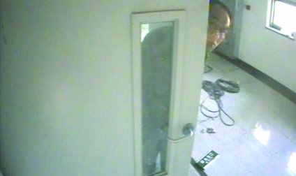 裝修工偷攝像頭反被拍現行(組圖)