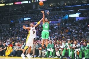 光榮屬于老兵。將滿35歲的雷·阿倫創(chuàng)下總決賽半場、單場三分球命中數(shù)兩大紀(jì)錄。