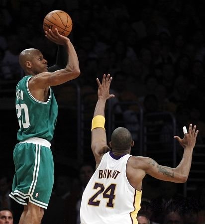 凱爾特人的戰術總是讓科比晚到雷·阿倫一步。