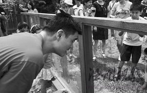 姚明日前出現在一個由其基金會捐贈的兒童樂園開園儀式上。