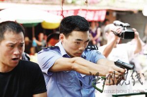 土狗發狂咬傷自己主人民警兩槍將狗擊斃(圖)