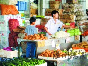 務工者子女經(jīng)營攤檔有孩子稱賺錢就行讀書無用