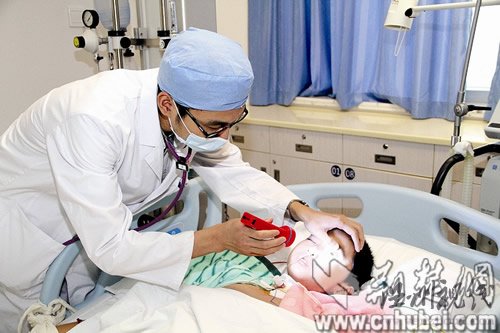 男童連續(xù)訓(xùn)練3小時(shí)中暑昏迷近1月至今未醒(圖)