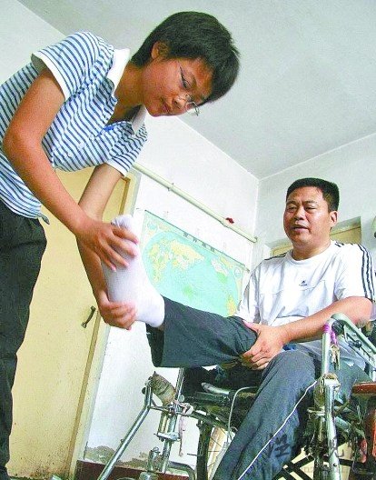 高位截癱父親床上設(shè)課堂教出兩大學(xué)生女兒(圖)