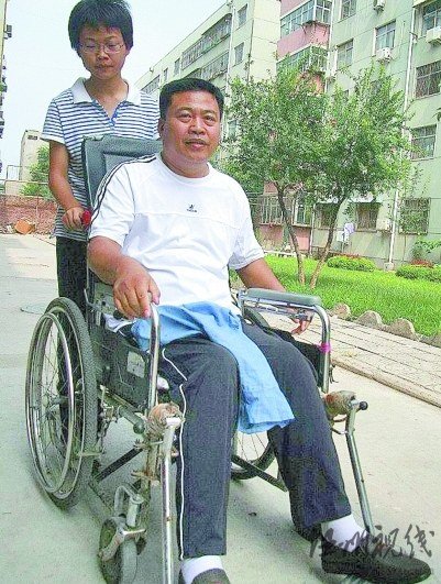 高位截癱父親床上設(shè)課堂教出兩大學(xué)生女兒(圖)