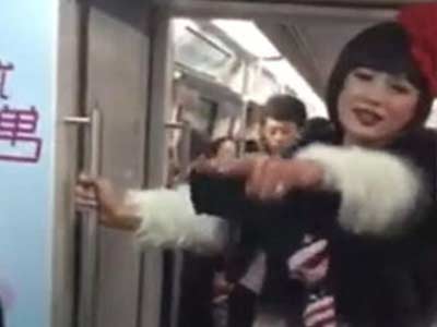 你就是嫉妒我的美視頻 地鐵偽娘與姑娘爭吵亮瞎眼