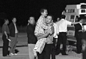 墜落客機飛抵機場7分鐘后出事 救援中持續(xù)爆炸