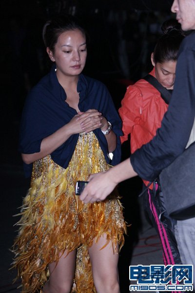 趙薇著金色低胸衣亮相