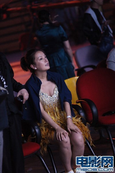 獨家曝光:趙薇深夜彩排 著金色低胸衣從天而降