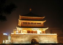 西安鼓樓－夜色中的古建筑西安鼓樓顯得更加莊嚴肅