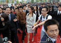 趙薇封百花獎(jiǎng)影后之后首次回到安徽合肥家鄉(xiāng)眾人“