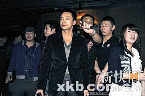 3月26日晚，剛剛在三亞大婚的汪小菲現身自家的蘭會所