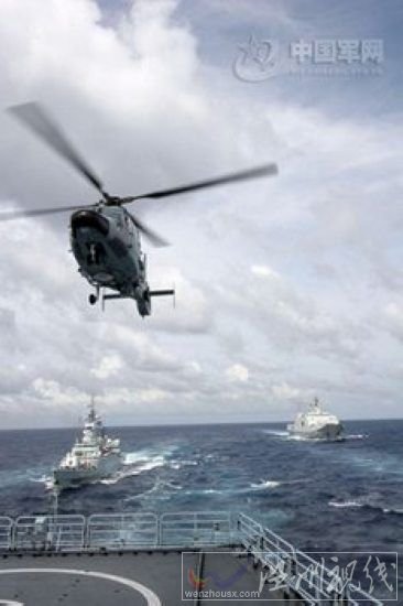 資料圖：右側軍艦為昆侖山號登陸艦