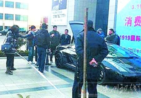 4S店越修越壞 青島車主怒砸300萬蘭博基尼