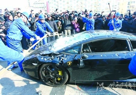 4S店越修越壞 青島車主怒砸300萬蘭博基尼