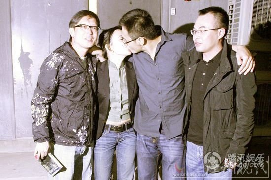 劉燁與妻子激吻