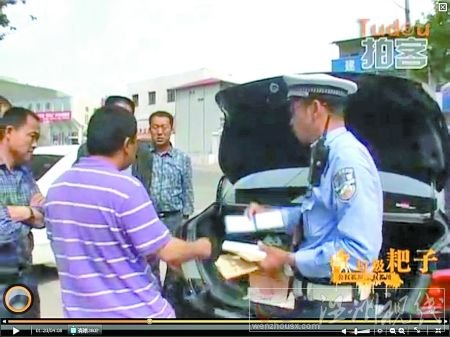 河南寶豐縣官員被查出座駕涉嫌套牌后斥責交警