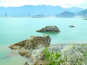 23日,三峽水庫壩前水位降至152.95米,庫底山巖露出水面。