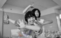 溫州解救12名被拐新疆孩子 今天被護送乘飛機回到烏