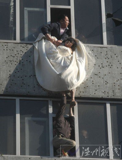 營救人員施以援手