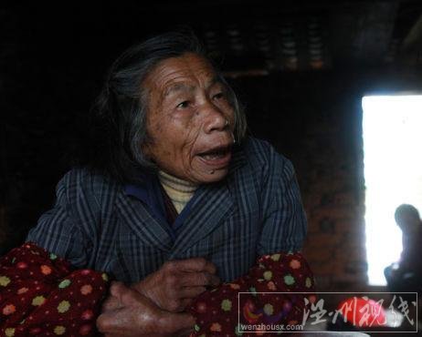 回小村的陳習娥老人告訴記者，她的孫女3個月時被搶走，至今下落不明。 記者 李漠 攝