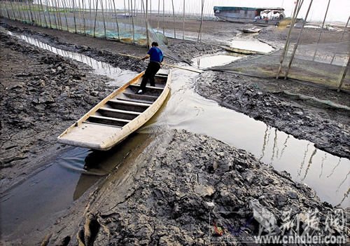 圖為：湖底干涸后，漁船只能從極小的徑流上出入