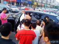 翠竹大道街頭原配扒小三衣裙 常州翠竹小三穿內衣躲