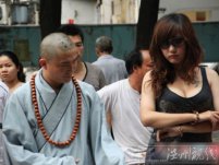 和尚美女道士齊上陣 “最牛”祈福團(tuán)現(xiàn)場和尚眼睛盯