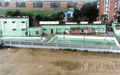 該游泳池內(nèi)有兩個池子，左邊給兒童玩耍，右邊為出事游泳池。