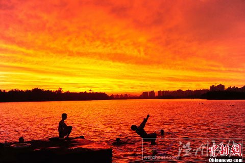 臺(tái)風(fēng)“洛坦”臨近 海南現(xiàn)火燒云奇觀