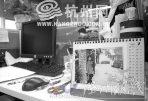 吳菊萍的辦公桌,臺歷上印著她的照片。 攝影 方晟 路人接住墜樓兒童致手臂骨折續:了不起的瞬間