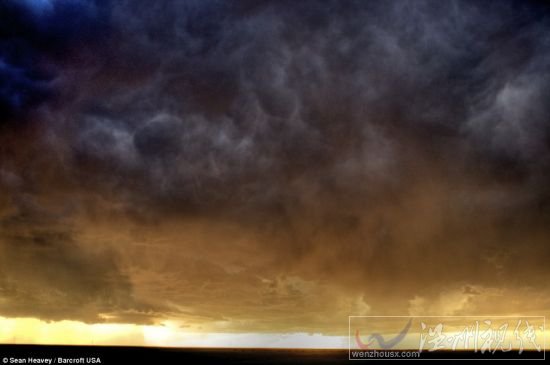 這種軟件利用美國國家氣象局收集的數(shù)據(jù)在地圖上標明極端天氣現(xiàn)象形成的確切位置,例如在蒙大拿格拉斯哥上空形成的這個風暴 這種軟件利用美國國家氣象局收集的數(shù)據(jù)在地圖上標明極端天氣現(xiàn)象形成的確切位置,例如在蒙大拿格拉斯哥上空形成的這個風暴