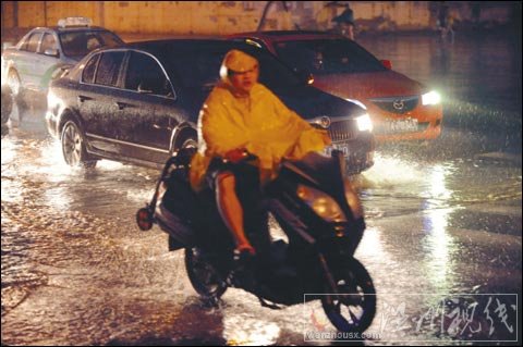 沈陽大到暴雨 552名交警雨中值勤