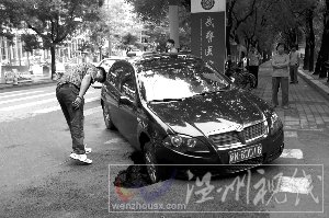 北京暴雨排水溝蓋塌陷7車受困