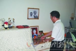 8月3日，藥慶衛在兒子藥家鑫的屋里，桌上放著藥家鑫的照片以及他最喜歡的濱崎步唱片。本報記者