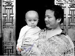 胡建和與兩歲女兒胡蝶。他說,希望馬正芬能看到這張照片,早日回家。