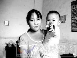 越南女孩楊金美與她的中國孩子。