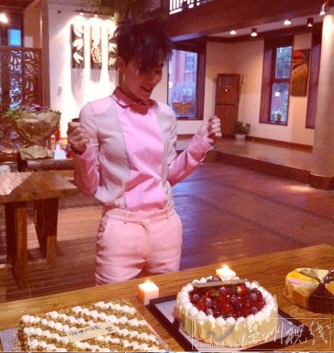 王菲點蠟燭展燦爛笑顏