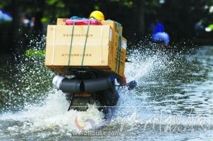 游 四方橋北,一輛摩托車通過積水區。本報記者 尹亞飛 攝 游 四方橋北,一輛摩托車通過積水區。本報記者 尹亞飛 攝
