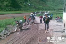 云南云龍縣泥石流 導(dǎo)致交通阻塞30多輛車近200余人被
