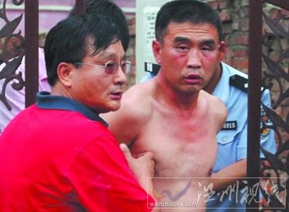 疑似精神病男子在菜場持刀砍人