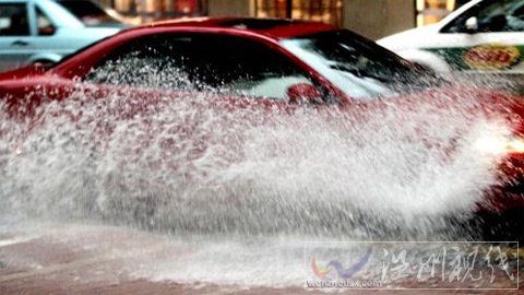 暴雨來襲積水“掀翻”窨井蓋 浦東機場起降正常