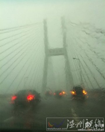 暴雨來襲積水“掀翻”窨井蓋 浦東機場起降正常