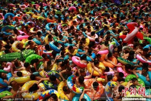2011年8月14日,數(shù)萬游客在位于四川省遂寧市大英縣的中國(guó)死海室內(nèi)漂浮池內(nèi)沖浪,樂享酷暑水中的清涼。入夏以來,中國(guó)死海迎來了近百萬游客前來親水消暑度夏。鐘敏 攝 CFP視覺中國(guó)