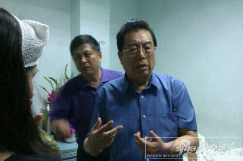 李雙江到醫(yī)院看望傷者向被打的夫婦道歉