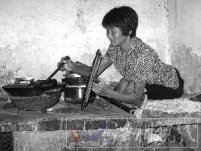 一位偉大的母親名字叫任少云 下肢殘障用手爬行19年