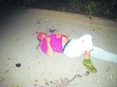 六旬老人被打倒在現場。