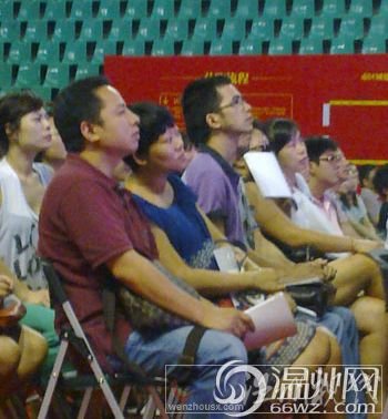 參加搖號的購房者